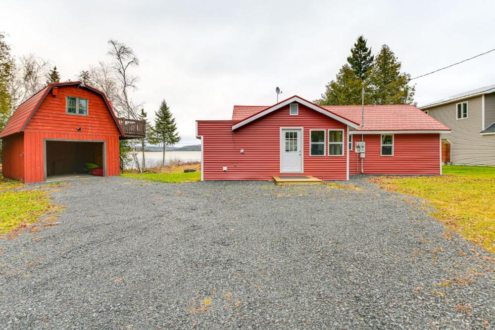 Waterfront Oasis Family Retreat on Long Lake!